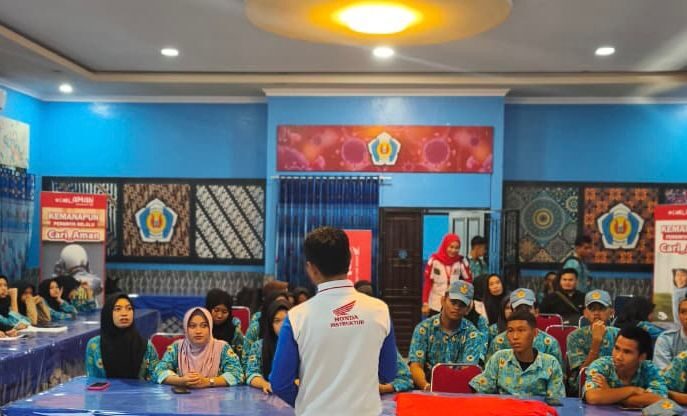 Asmo Sulsel Edukasi Safety Riding di SMKN 2 Pangkep, Tekankan Fokus dan Kesiapan Tubuh Saat Berkendara